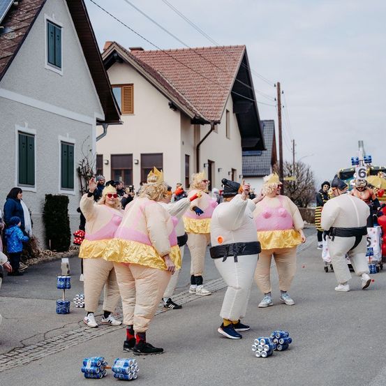 Bild enthält, People, Person, Solar Panels, Walking, Neighborhood, Shoe, Shorts, Jeans, City, Jacket