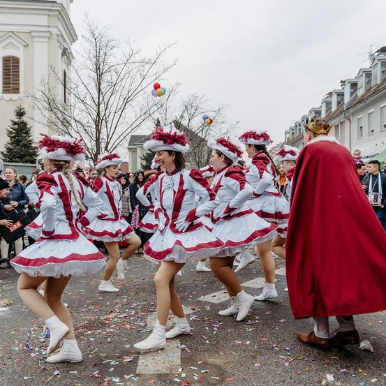 Bild enthält, People, Person, Jeans, Adult, Female, Woman, Male, Man, Jacket, Shoe