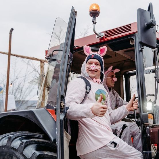 Bild enthält, Face, Head, Person, Portrait, Adult, Male, Man, Smile, Gun, Tire