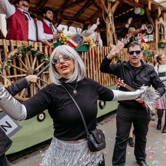 Bild enthält, People, Person, Adult, Female, Woman, Male, Man, Shoe, Celebrating, Face