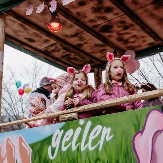 Bild enthält, People, Person, Shelter, Head, Portrait, Hat, Balloon, Child, Female, Girl