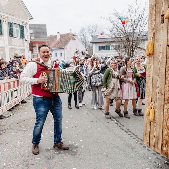 Bild enthält, People, Person, Clothing, Pants, City, Adult, Male, Man, Urban, Shoe