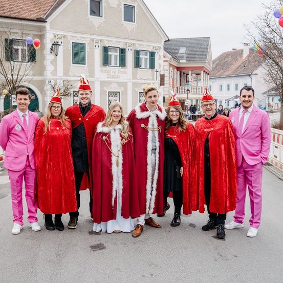 Bild enthält, Festival, Adult, Male, Man, Person, Bride, Female, Woman, Christmas, Santa Claus