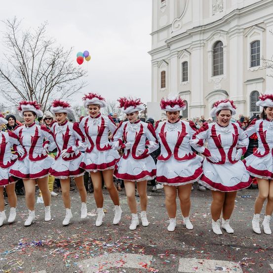 Bild enthält, People, Person, Adult, Female, Woman, Child, Girl, Shoe, Skirt, Cheerleading