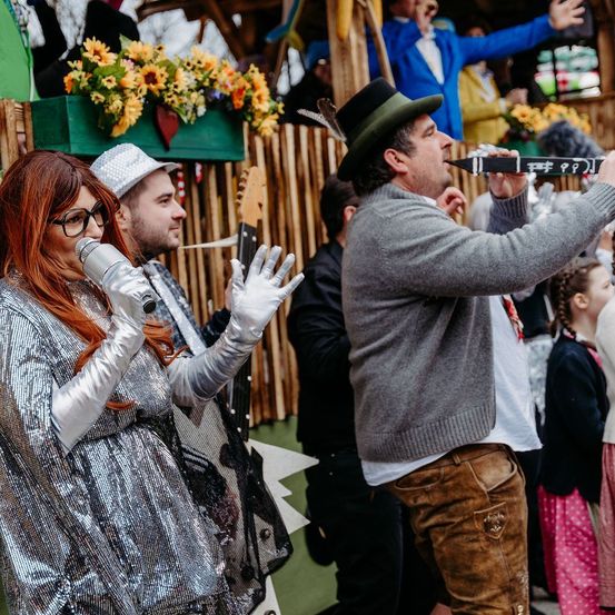 Bild enthält, Adult, Female, Person, Woman, Glove, Male, Man, Axe, Jeans, Coat