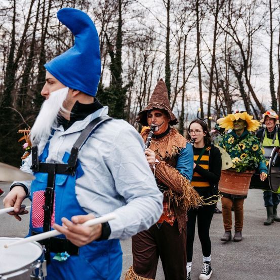 Bild enthält, Person, People, Car, Performer, Shoe, Adult, Male, Man, Musical Instrument, Musician