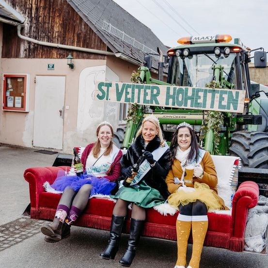 Bild enthält, Female, Girl, Person, Teen, People, Groupshot, Glove, Coat, Shoe, Face