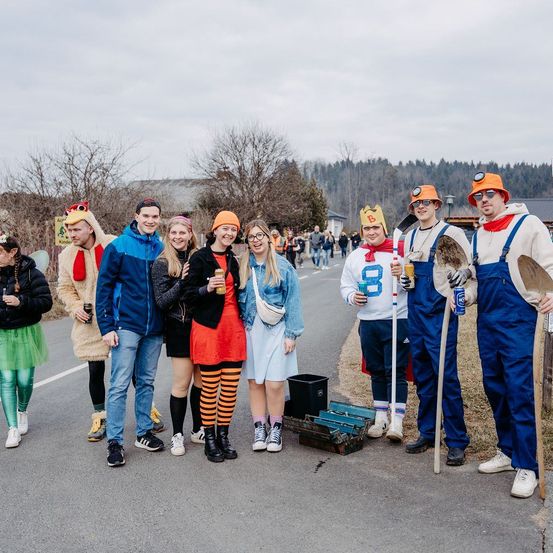 Bild enthält, Pants, People, Person, Coat, Skirt, Jeans, Groupshot, Shelter, Jacket, Walking