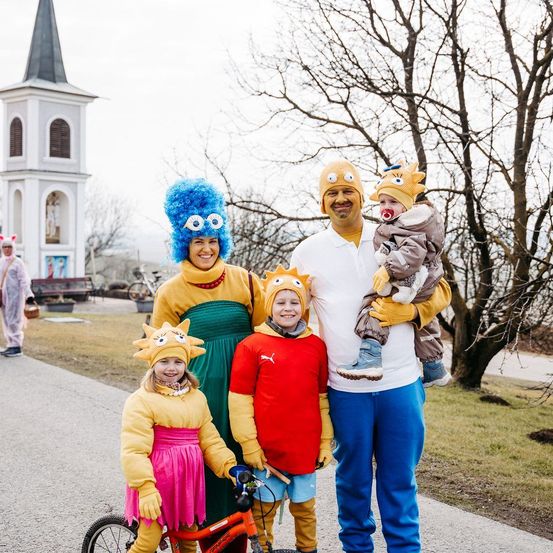 Bild enthält, Shelter, Person, Portrait, Pants, Adult, Female, Woman, People, Costume, Neighborhood