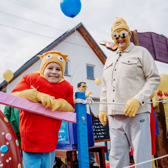 Bild enthält, Person, Balloon, Clothing, Glove, Adult, Male, Man, Festival, Face, Head