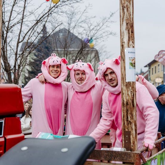 Bild enthält, People, Person, Head, Face, Adult, Female, Woman, Male, Man, Coat