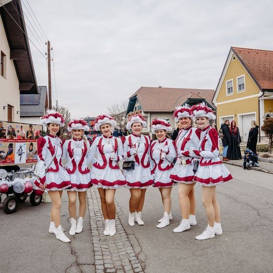 Bild enthält, People, Person, Clothing, Skirt, Neighborhood, Machine, Wheel, Cheerleading