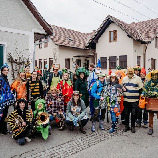 Bild enthält, People, Person, Adult, Female, Woman, Neighborhood, Costume, Festival, Shoe, Face