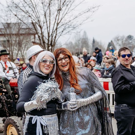 Bild enthält, Adult, Female, Person, Woman, People, Male, Man, Head, Face, Wheel