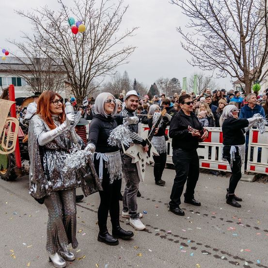 Bild enthält, People, Person, Adult, Female, Woman, Male, Man, Balloon, Footwear, Shoe