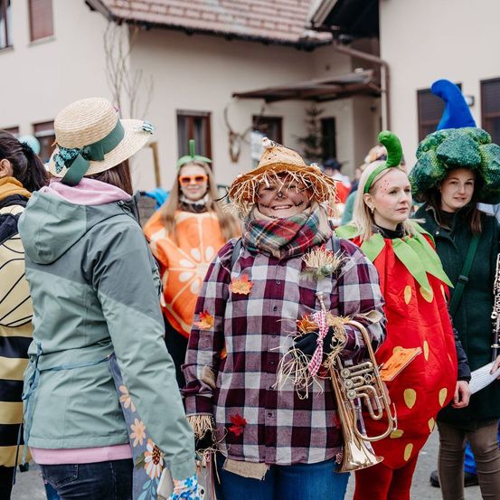 Bild enthält, Adult, Female, Person, Woman, People, Face, Head, Jeans, Pants, Festival