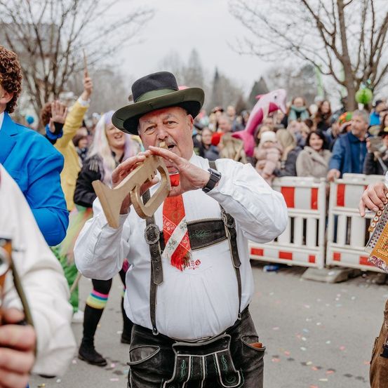 Bild enthält, People, Person, Head, Face, Bottle, Cosmetics, Perfume