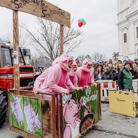 Bild enthält, People, Person, Wheel, Balloon, Adult, Female, Woman, Parade, Shovel, Face