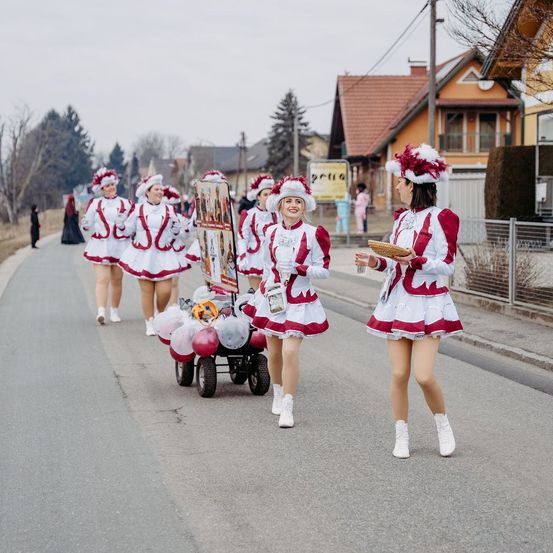 Bild enthält, People, Person, Child, Female, Girl, Machine, Wheel, Cheerleading, Clothing, Skirt