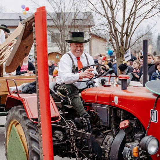 Bild enthält, Adult, Male, Man, Person, Wheel, Spoke, Portrait, Tie, Tractor, Sword