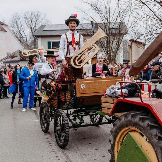 Bild enthält, People, Person, Adult, Male, Man, Machine, Wheel, Face, Urban, Balloon