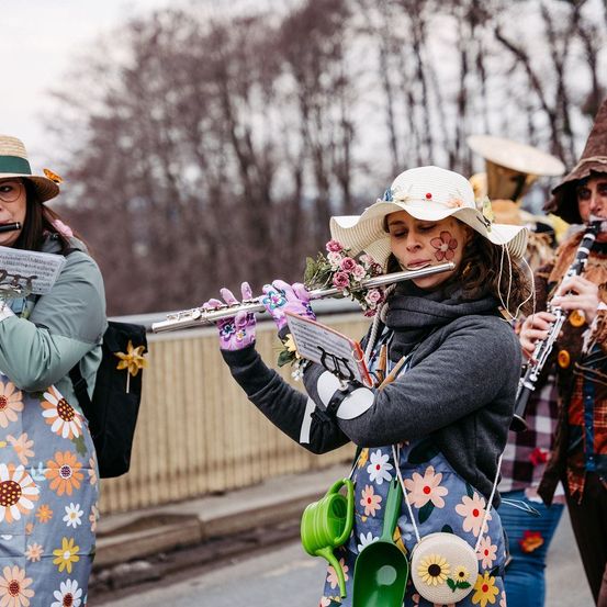 Bild enthält, Adult, Female, Person, Woman, People, Musical Instrument, Glove, Performer, Musician, Driving License