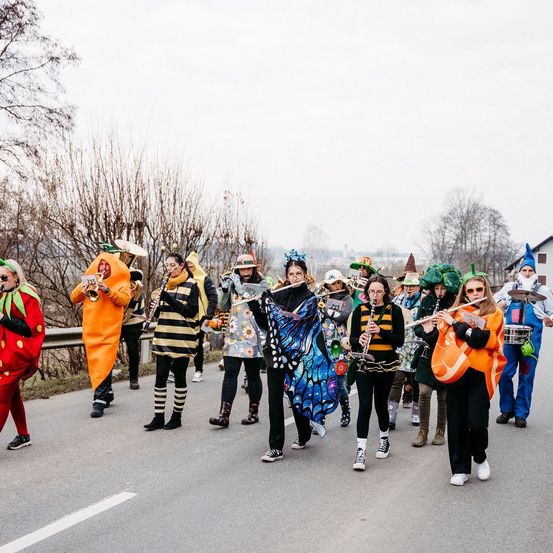 Bild enthält, People, Person, Walking, Clothing, Footwear, Shoe