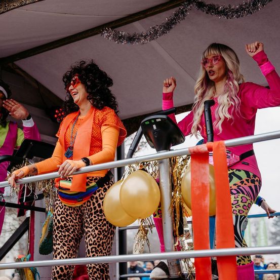 Bild enthält, Adult, Female, Person, Woman, People, Male, Man, Balloon, Face, Happy