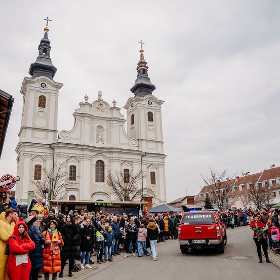 Bild enthält, Adult, Female, Person, Woman, Car, Building, Gothic Arch, Wheel, Church, People