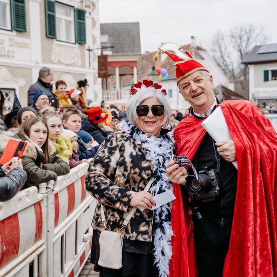 Bild enthält, Adult, Female, Person, Woman, People, Sunglasses, Festival, Face, Handbag, Car