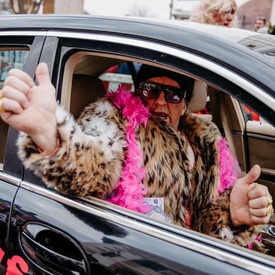 Bild enthält, Finger, Hand, Person, Sunglasses, Car, Adult, Female, Woman, Face, Lady