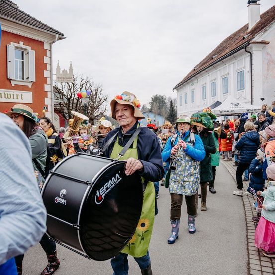 Bild enthält, People, Person, Adult, Male, Man, Coat, Female, Woman, Shoe, Face