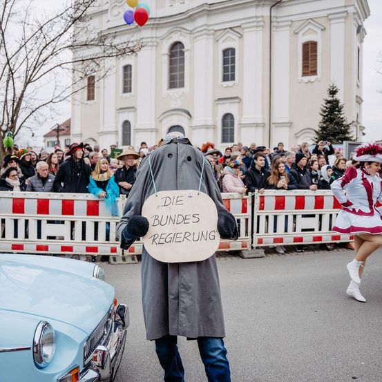 Bild enthält, People, Person, Clothing, Coat, Photography, Balloon, Pants, City