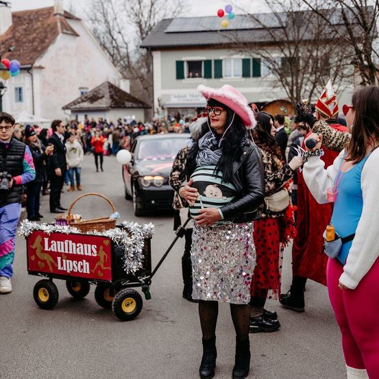Bild enthält, People, Person, Adult, Female, Woman, Wheel, Male, Man, Festival, Jacket