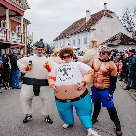 Bild enthält, People, Person, Urban, Adult, Male, Man, Jacket, Jeans, Female, Woman