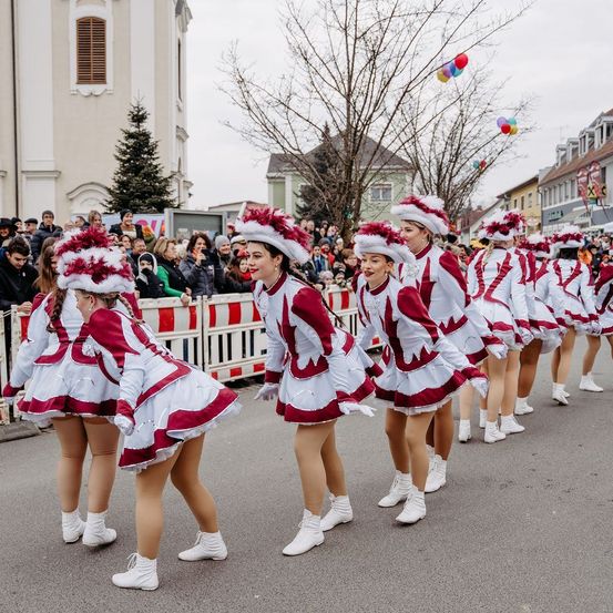 Bild enthält, People, Person, Child, Female, Girl, Cheerleading, Face, Head, Clothing, Glove