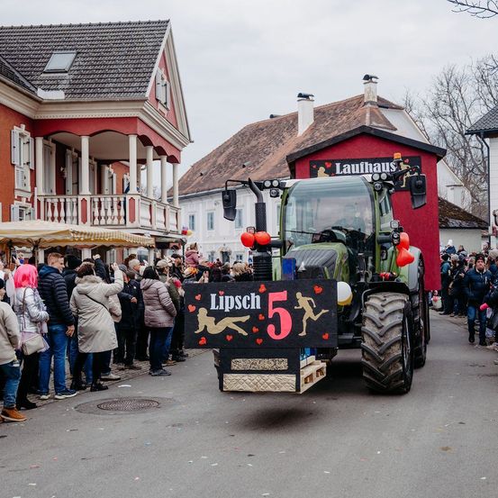 Bild enthält, Adult, Female, Person, Woman, People, Machine, Wheel, Urban, Jeans, Bulldozer