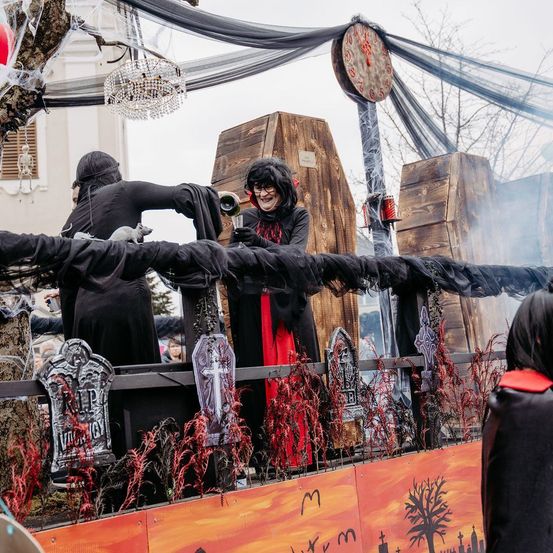 Bild enthält, Adult, Female, Person, Woman, Festival