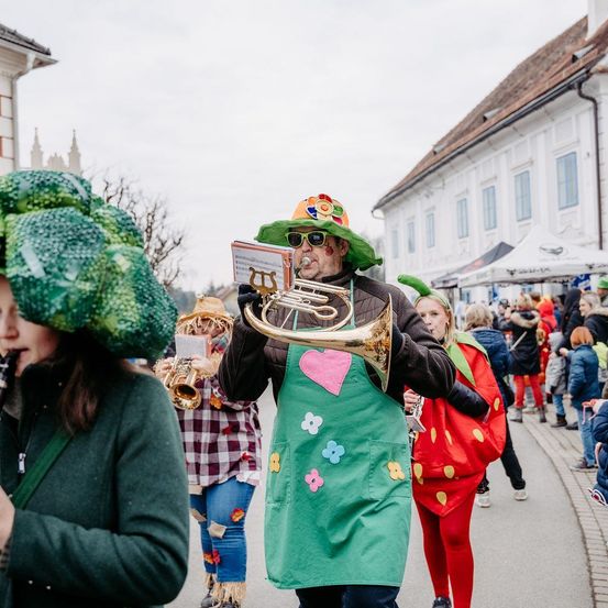 Bild enthält, People, Person, Adult, Female, Woman, Jeans, Pants, Shoe, Face, Glasses