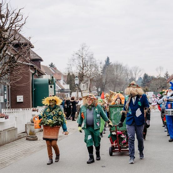 Bild enthält, People, Person, Adult, Female, Woman, Urban, Coat, Walking, Glove, Shoe