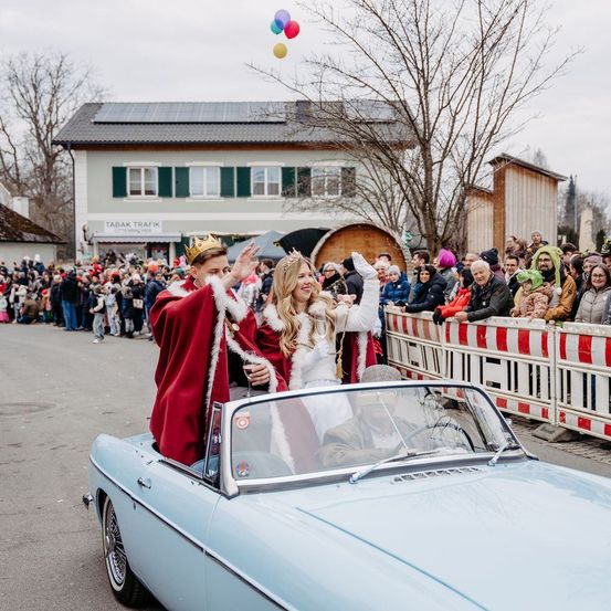 Bild enthält, People, Person, Adult, Bride, Female, Woman, Car, Face, Bridegroom, Festival