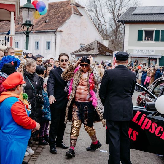 Bild enthält, People, Person, Adult, Male, Man, Female, Woman, Shelter, Street, Parade