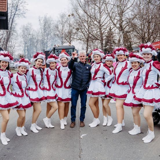 Bild enthält, People, Person, Adult, Male, Man, Portrait, Child, Female, Girl, Jacket