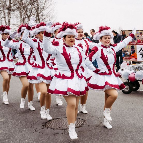 Bild enthält, People, Person, Clothing, Glove, Skirt, Car, Vehicle, Machine, Wheel, Cheerleading
