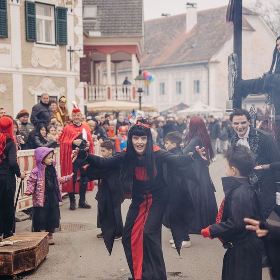 Bild enthält, People, Person, Adult, Female, Woman, Male, Man, Festival, Celebrating, Face