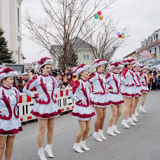 Bild enthält, People, Person, Skirt, Adult, Female, Woman, Girl, Teen, Cheerleading, Face