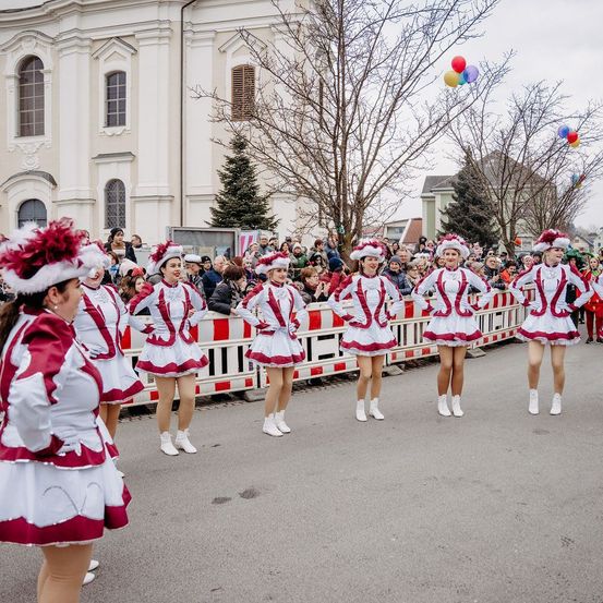 Bild enthält, People, Person, Clothing, Footwear, Shoe, Cheerleading, Balloon