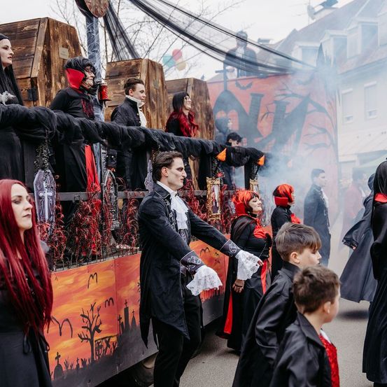 Bild enthält, Adult, Female, Person, Woman, Festival, Clothing, Coat, People, Halloween, Face