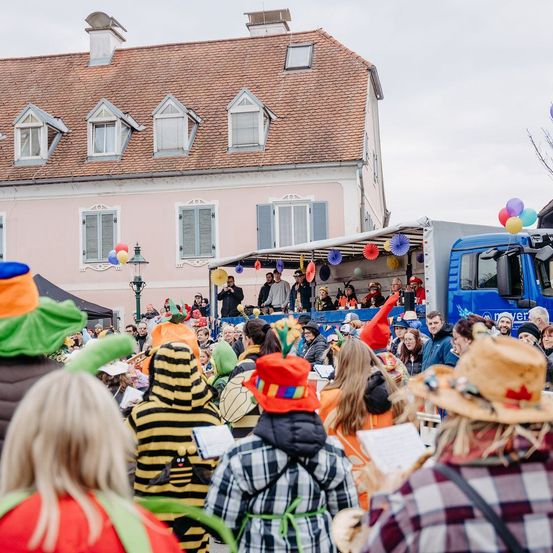 Bild enthält, People, Person, Adult, Female, Woman, Balloon, Parade, Face, Head