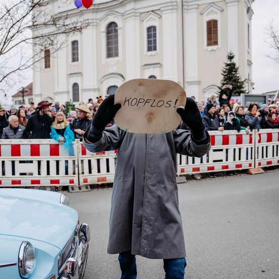 Bild enthält, Coat, Photography, Person, Portrait, City, People, Glove, Overcoat, Urban, Outdoors